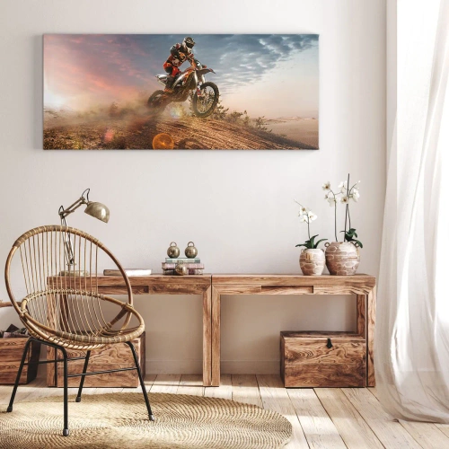 Bild auf Leinwand - Leinwandbild - Motorradfahrer in den Dünen bei Sonnenuntergang - 160x50cm - Für den Sieg - Moderne Wanddekoration für Wohnzimmer und Schlafzimmer ARTTOR