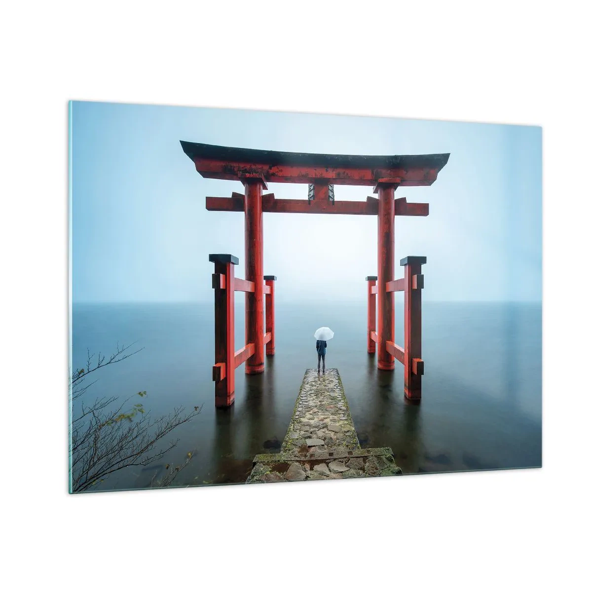 Glasbild - Bild auf glas - Ein rotes Torii über ruhigem Wasser in einer nebligen Umgebung - 100x70cm - Japanische Träumerei - Moderne Wanddekoration für Wohnzimmer und Schlafzimmer ARTTOR
