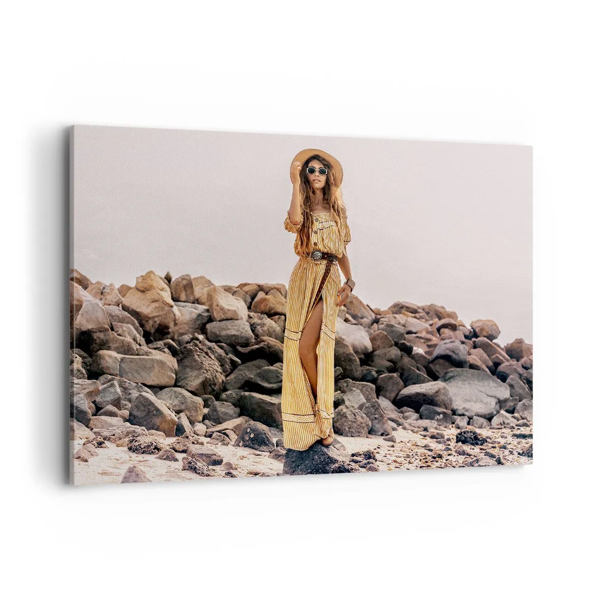 Bild auf Leinwand - Leinwandbild - Eine Frau im Boho-Stil vor einem felsigen Strandhintergrund - 120x80cm - Die Magie der Steine - Moderne Wanddekoration für Wohnzimmer und Schlafzimmer ARTTOR