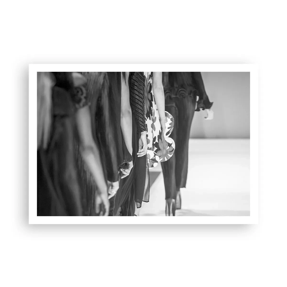 Poster - Eine schwarz-weiße Laufstegszene, die die Details der Kleider und Figuren der Models zeigt. - 100x70cm - Eine stilvolle Parade - Moderne Wanddekoration für Wohnzimmer und Schlafzimmer ARTTOR