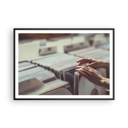 Poster in einem schwarzem Rahmen - Hände blättern durch eine Vinylsammlung - 100x70cm - Auf der Suche nach Emotionen - Moderne Wanddekoration für Wohnzimmer und Schlafzimmer ARTTOR