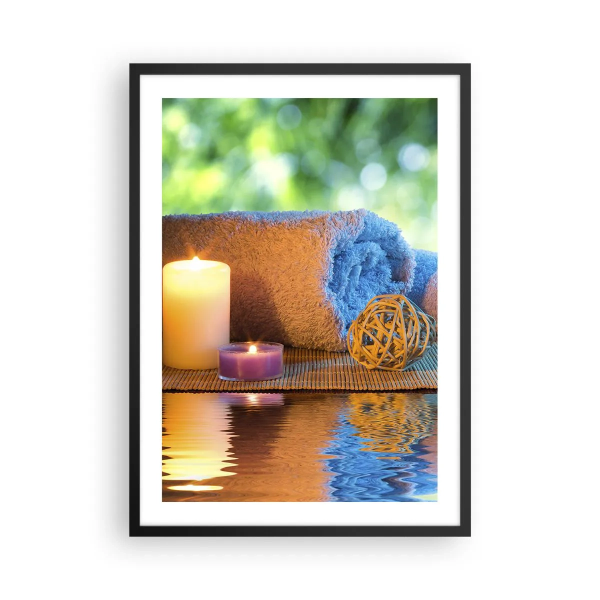 Poster in einem schwarzem Rahmen - Kerzen und ein Handtuch vor einer natürlichen Landschaft - 50x70cm - Zeit für den Körper - Moderne Wanddekoration für Wohnzimmer und Schlafzimmer ARTTOR