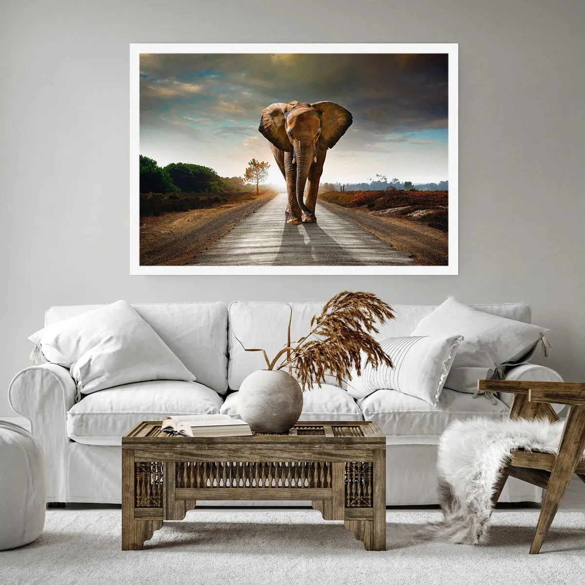 Poster - Ein Elefant, der bei Sonnenuntergang auf einer Straße durch eine Landschaft läuft - 100x70cm - Und schon gar nicht in einem Porzellanlager - Moderne Wanddekoration für Wohnzimmer und Schlafzimmer ARTTOR
