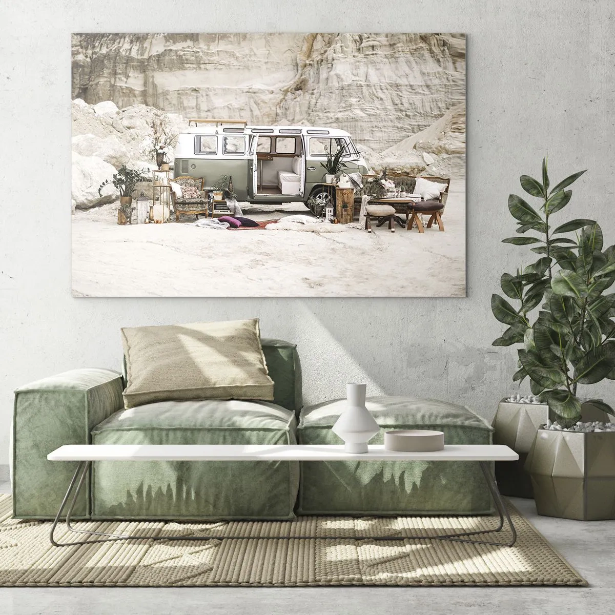 Glasbild - Bild auf glas - Das Innere eines Wohnmobils in einer Wüstenlandschaft mit Boho- und Naturelementen. - 70x50cm - Es ist die Zeit, die Reise zu beginnen - Moderne Wanddekoration für Wohnzimmer und Schlafzimmer ARTTOR