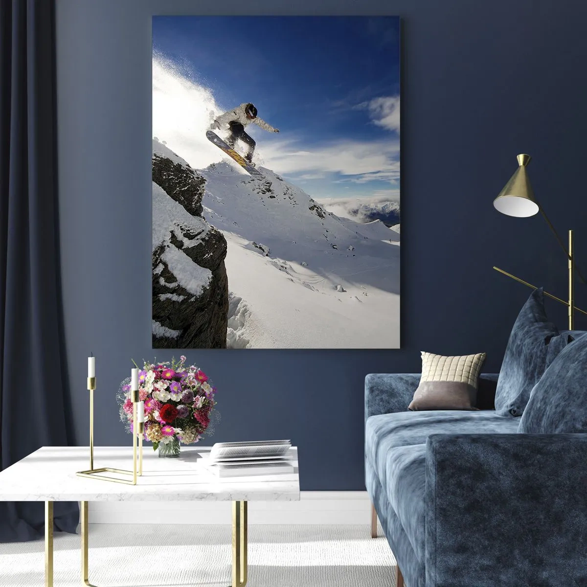 Glasbild - Bild auf glas - Ein Snowboarder springt von einer Klippe mit schneebedeckten Bergen im Hintergrund. - 70x100cm - Freiheit ohne Grenzen - Moderne Wanddekoration für Wohnzimmer und Schlafzimmer ARTTOR
