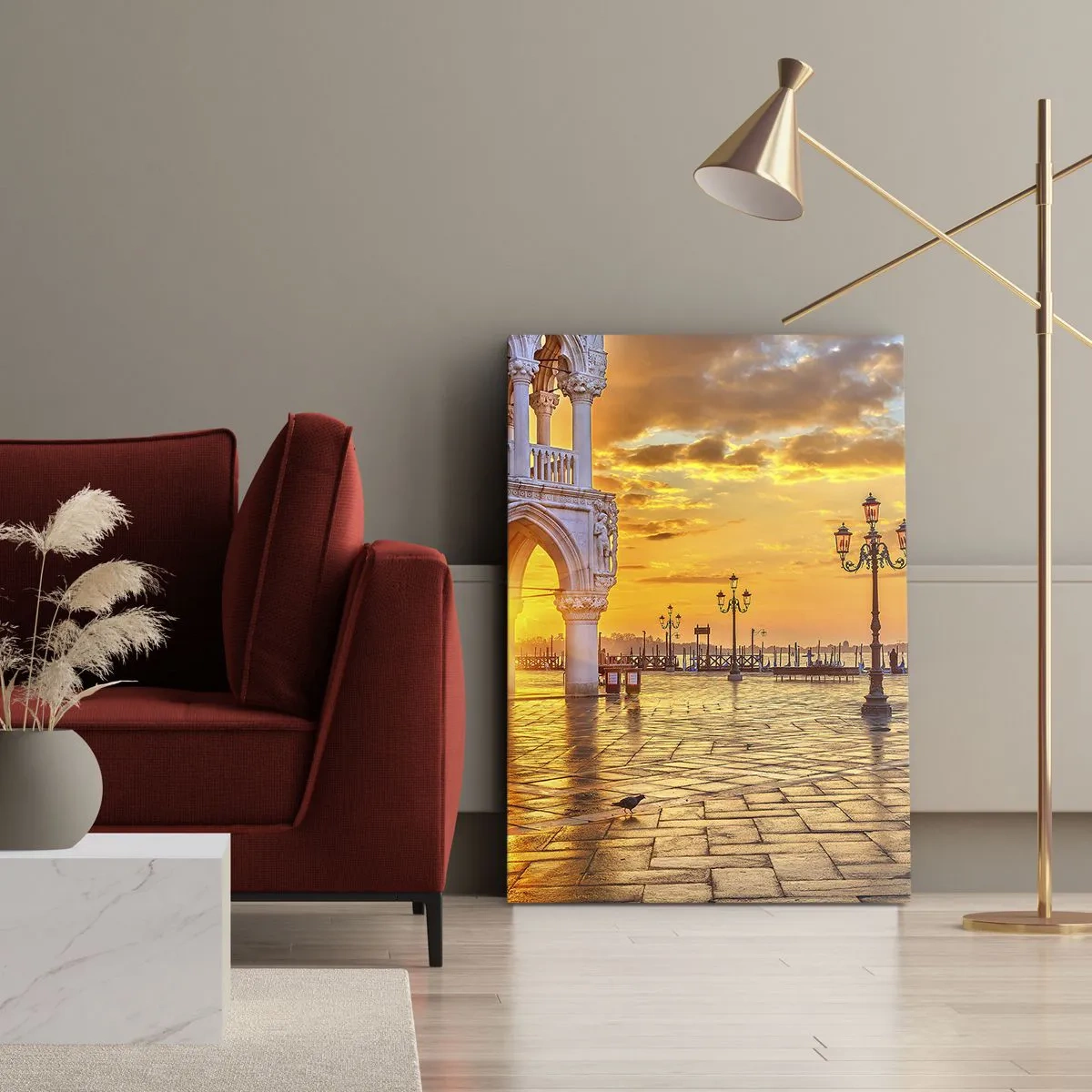 Bild auf Leinwand - Leinwandbild - Goldener Sonnenuntergang auf dem Stadtplatz mit Arkaden und Lampen - 70x100cm - Wo sind alle? - Moderne Wanddekoration für Wohnzimmer und Schlafzimmer ARTTOR
