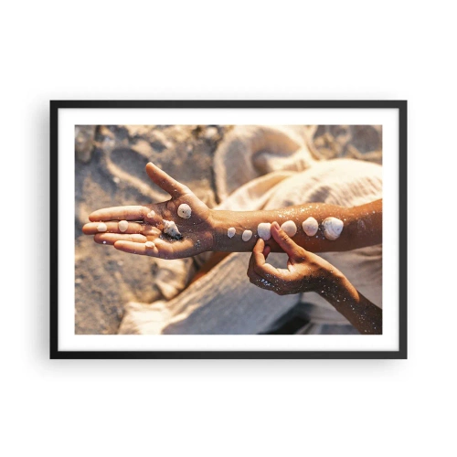 Poster in einem schwarzem Rahmen - Hände mit Muscheln auf dem Sandhintergrund angeordnet - 70x50cm - Schönheit an Ihren Fingerspitzen - Moderne Wanddekoration für Wohnzimmer und Schlafzimmer ARTTOR