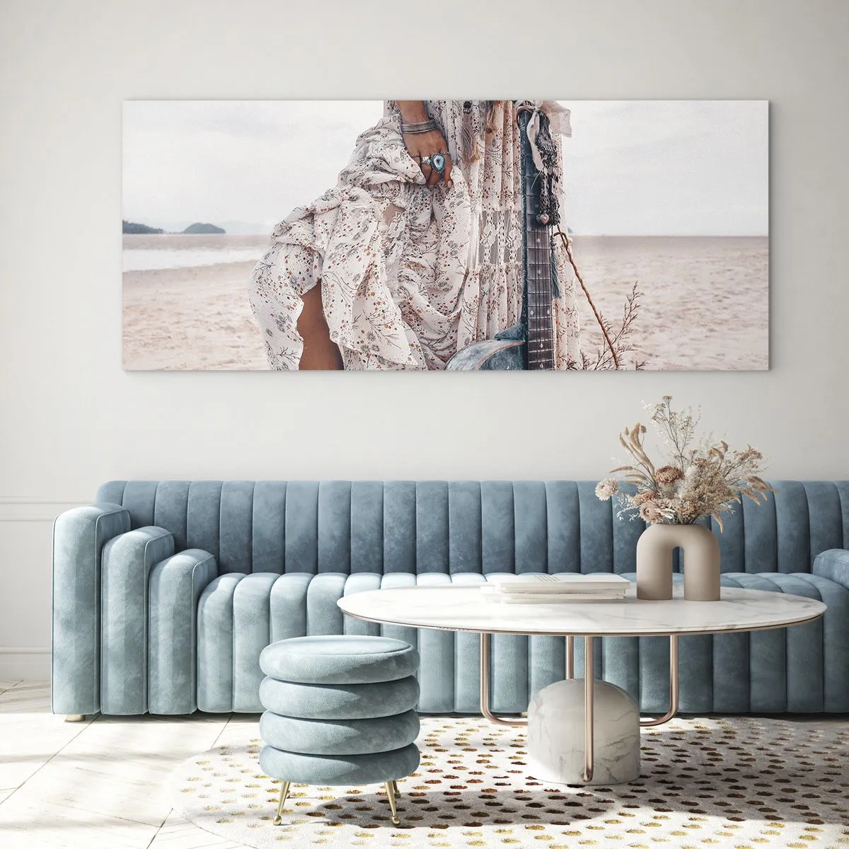 Glasbild - Bild auf glas - Frau im Boho-Stil mit Gitarre am Strand - 160x50cm - Kinderblumen auf dem Weg - Moderne Wanddekoration für Wohnzimmer und Schlafzimmer ARTTOR