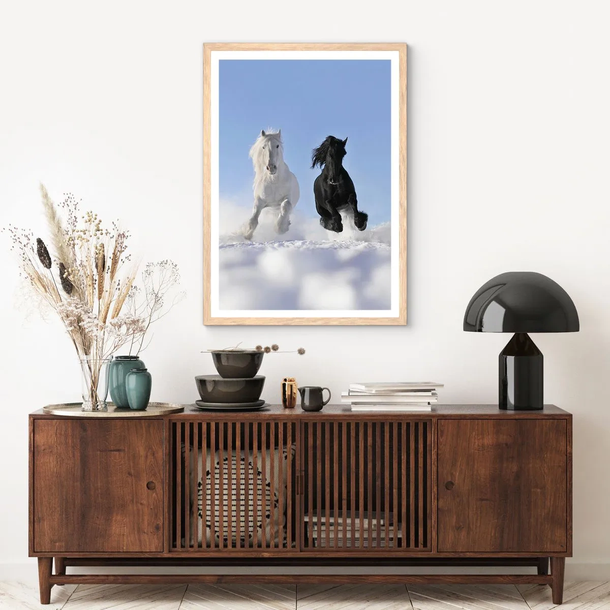 Poster in einem Rahmen aus heller Eiche - Schwarz-Weiß-Galopp - 50x70 cm