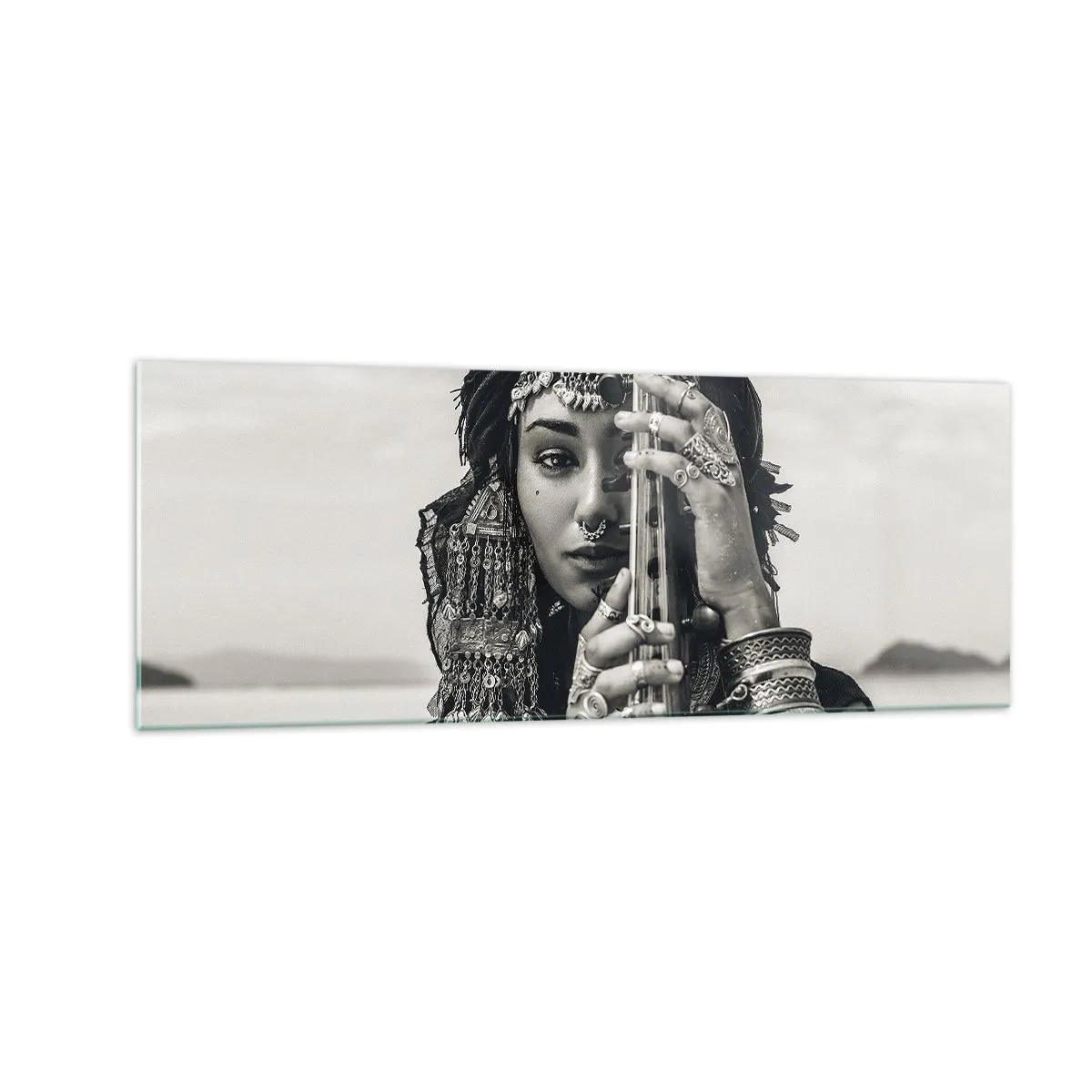 Glasbild - Bild auf glas - Porträt einer Frau mit ethnischem Schmuck, die ein Instrument in der Hand hält - 140x50cm - Die Musik des Orients selbst - Moderne Wanddekoration für Wohnzimmer und Schlafzimmer ARTTOR