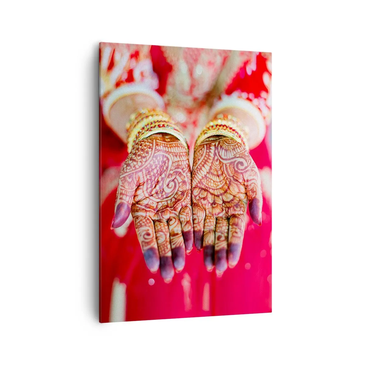 Bild auf Leinwand - Leinwandbild - Mit Henna verzierte Hände vor dem Hintergrund eines roten Kleides - 70x100cm - Bereit, das Glück zu fangen? - Moderne Wanddekoration für Wohnzimmer und Schlafzimmer ARTTOR