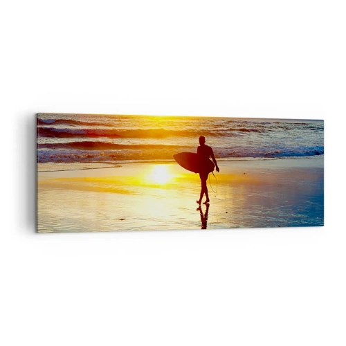 Bild auf Leinwand - Leinwandbild - Ein Surfer geht bei Sonnenuntergang mit einem Brett in der Hand am Strand spazieren. - 140x50cm - Die Rückkehr des Kriegers - Moderne Wanddekoration für Wohnzimmer und Schlafzimmer ARTTOR
