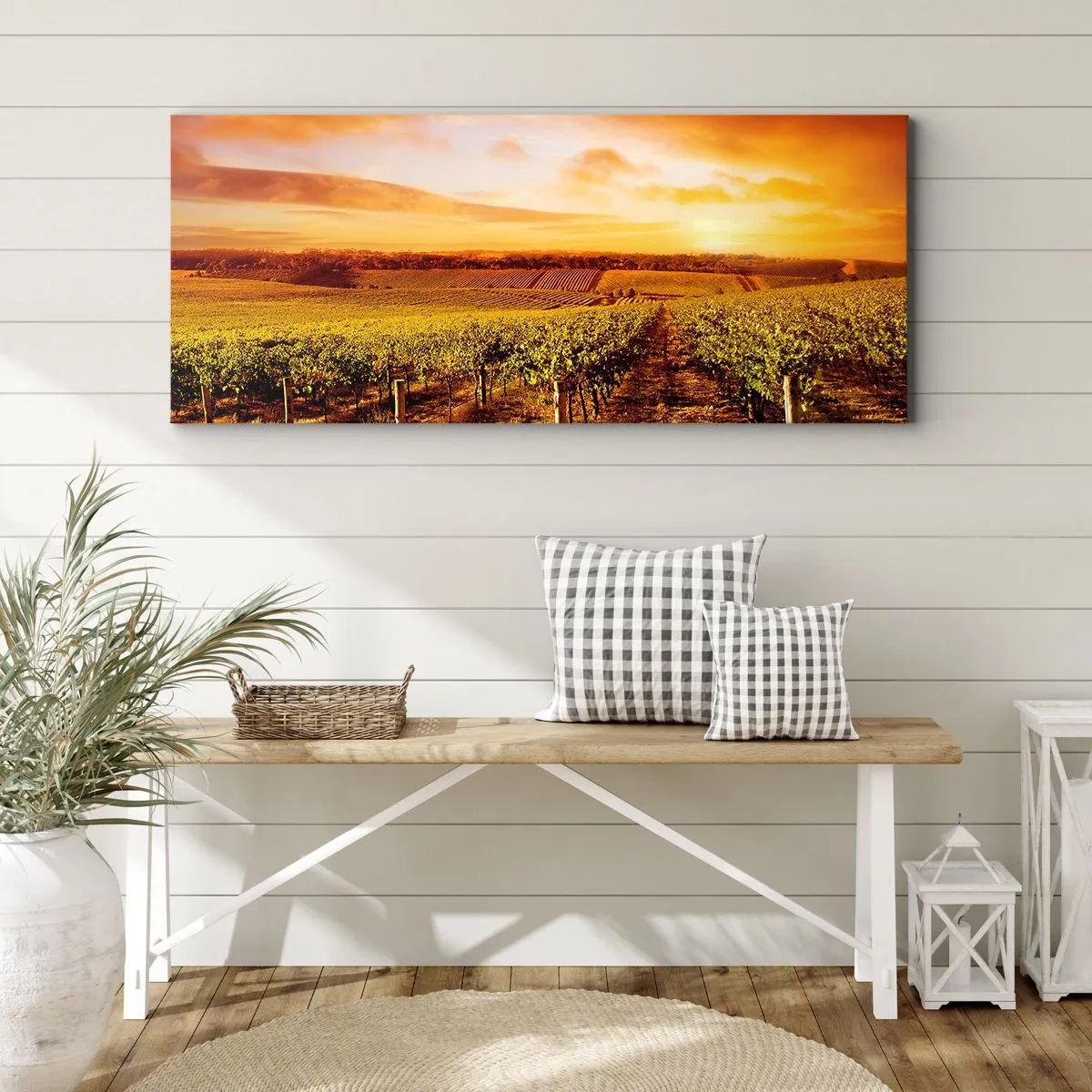 Bild auf Leinwand - Leinwandbild - Weinberg bei Sonnenuntergang mit warmen Himmelstönen - 140x50cm - Leicht fruchtig mit einem Hauch Sonnenschein - Moderne Wanddekoration für Wohnzimmer und Schlafzimmer ARTTOR