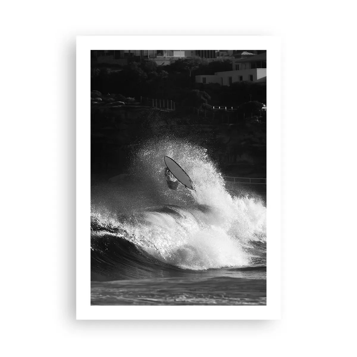 Poster - Schwarz-weißer Surfer in Aktion auf rauen Wellen - 50x70cm - Herausforderung angenommen! - Moderne Wanddekoration für Wohnzimmer und Schlafzimmer ARTTOR