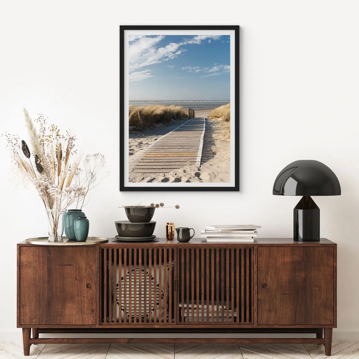 Poster in einem schwarzem Rahmen - Strandweg durch die Dünen mit blauem Himmel - 50x70cm - Hinter der Düne, im Rauschen des Grases - Moderne Wanddekoration für Wohnzimmer und Schlafzimmer ARTTOR