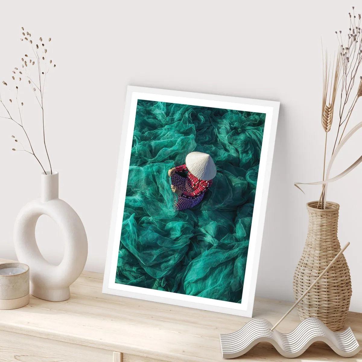 Poster in einem weißen Rahmen - In einem Meer aus Netzen - 70x100 cm