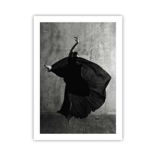 Poster - Eine Schwarzweißaufnahme einer Tänzerin in dynamischer Bewegung vor einer unbearbeiteten Wand. - 50x70cm - Leidenschaftlicher Gürtel - Moderne Wanddekoration für Wohnzimmer und Schlafzimmer ARTTOR