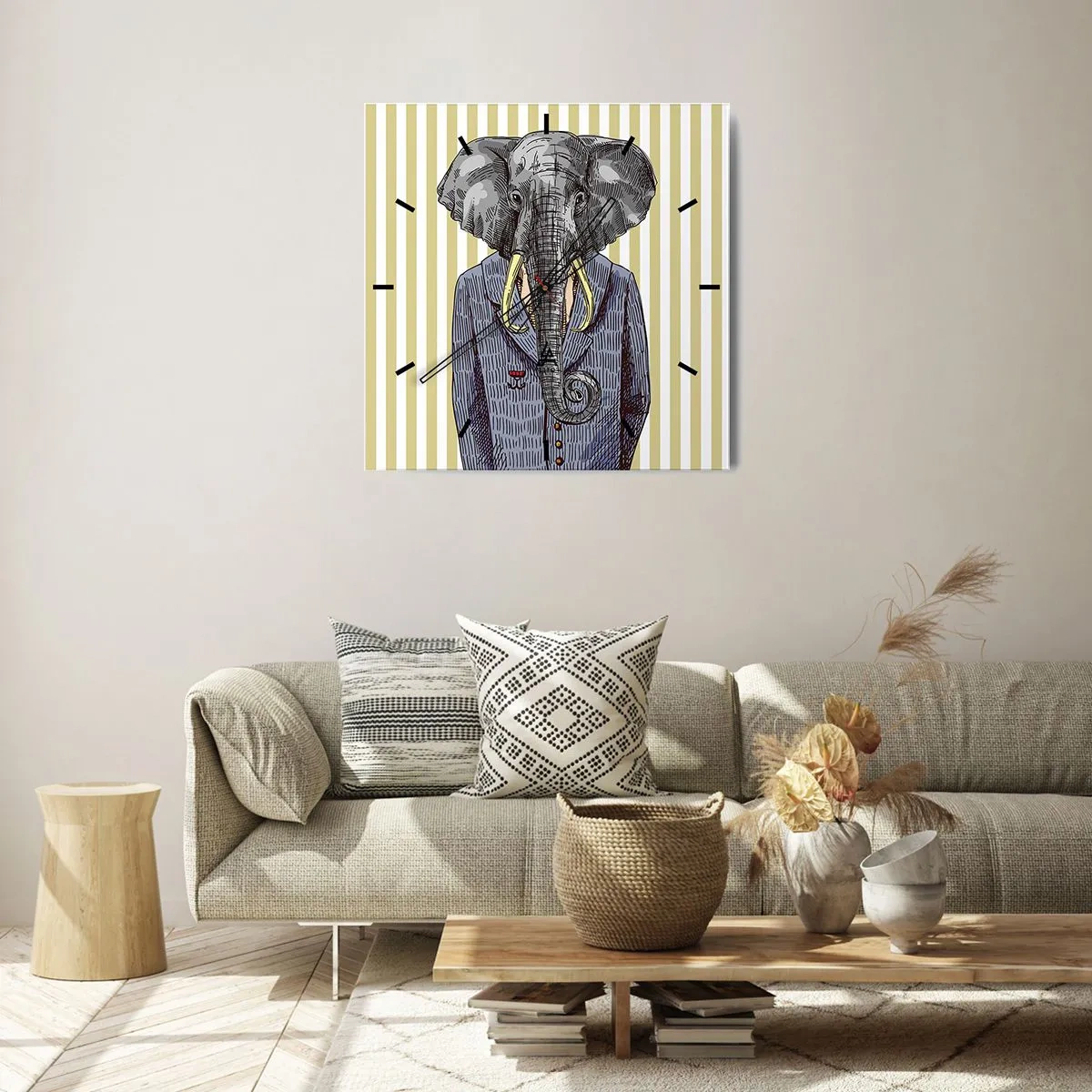 Wanduhr - Glasuhr - Ein Elefant im Anzug vor einem Hintergrund aus beigen Streifen - 30x30cm - Von Natur aus elegant - Moderne Wanddekoration für Wohnzimmer und Schlafzimmer ARTTOR