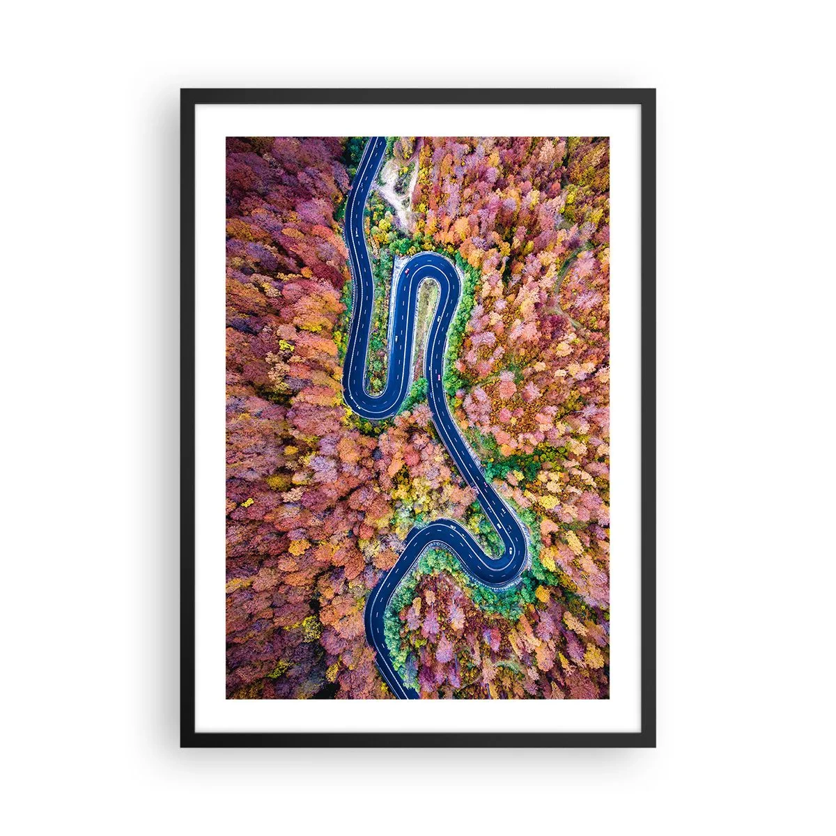 Poster in einem schwarzem Rahmen - Eine kurvenreiche Straße in einem herbstlichen Wald aus der Vogelperspektive gesehen - 50x70cm - Kurvenreicher Weg durch den Wald - Moderne Wanddekoration für Wohnzimmer und Schlafzimmer ARTTOR