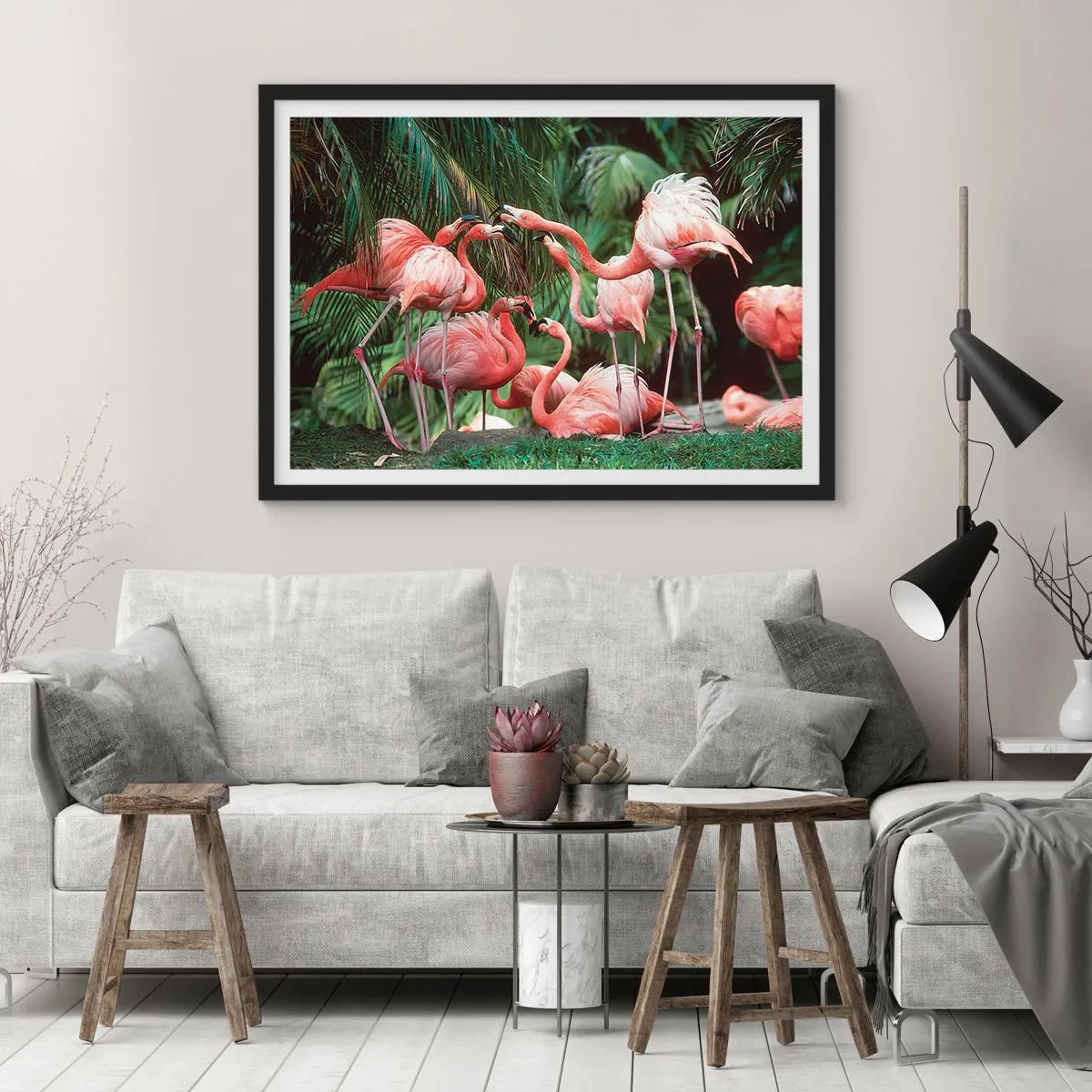 Poster in einem schwarzem Rahmen - Eine Gruppe von Flamingos in einer tropischen Umgebung, umgeben von Palmen - 100x70cm - Nachmittagsklatsch - Moderne Wanddekoration für Wohnzimmer und Schlafzimmer ARTTOR