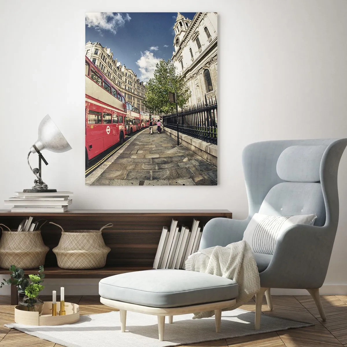 Glasbild - Bild auf glas - Ein roter Doppeldeckerbus in einer städtischen Umgebung - 50x70cm - Londoner Straße in Grau und Rot - Moderne Wanddekoration für Wohnzimmer und Schlafzimmer ARTTOR
