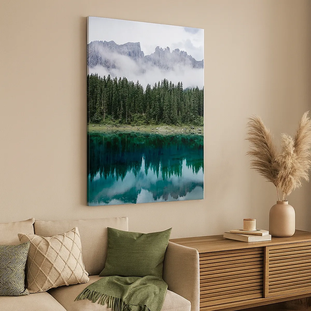 Bild auf Leinwand - Leinwandbild - Eine Berglandschaft mit einem Wald und einem See, in dem sich der Himmel spiegelt - 50x70cm - Leise, leise, lass uns das Trinkwasser nicht wecken ... - Moderne Wanddekoration für Wohnzimmer und Schlafzimmer ARTTOR