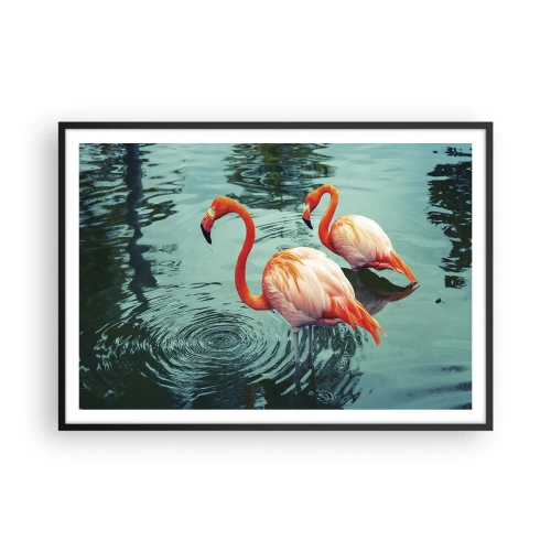 Poster in einem schwarzem Rahmen - Zwei Flamingos im ruhigen Wasser spiegeln ihre Umgebung wider - 100x70cm - Wir sind jetzt in Mode - Moderne Wanddekoration für Wohnzimmer und Schlafzimmer ARTTOR