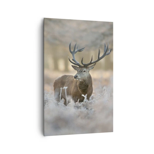 Bild auf Leinwand - Leinwandbild - Ein Reh auf einer frostigen Lichtung in einem Winterwald mit dezenten Farben - 80x120cm - Ein flotter Morgen - Moderne Wanddekoration für Wohnzimmer und Schlafzimmer ARTTOR