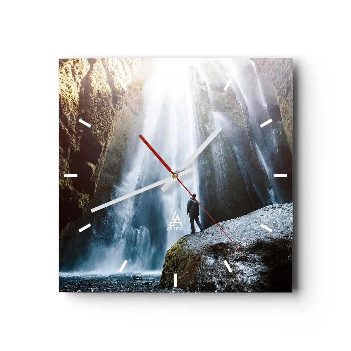 Wanduhr - Glasuhr - Eine Figur vor der Kulisse eines majestätischen Wasserfalls in einer felsigen Schlucht - 30x30cm - Wiederherstellung der Proportionen - Moderne Wanddekoration für Wohnzimmer und Schlafzimmer ARTTOR