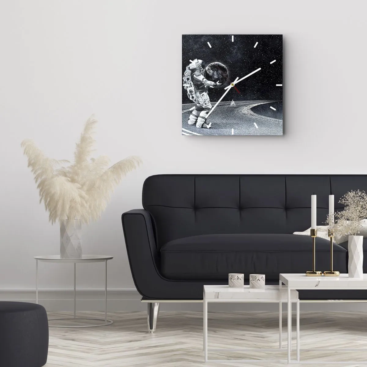 Wanduhr - Glasuhr - Astronaut mit Erde vor dem Sternenhimmel - 30x30cm - Auf der Milchstraße - Moderne Wanddekoration für Wohnzimmer und Schlafzimmer ARTTOR