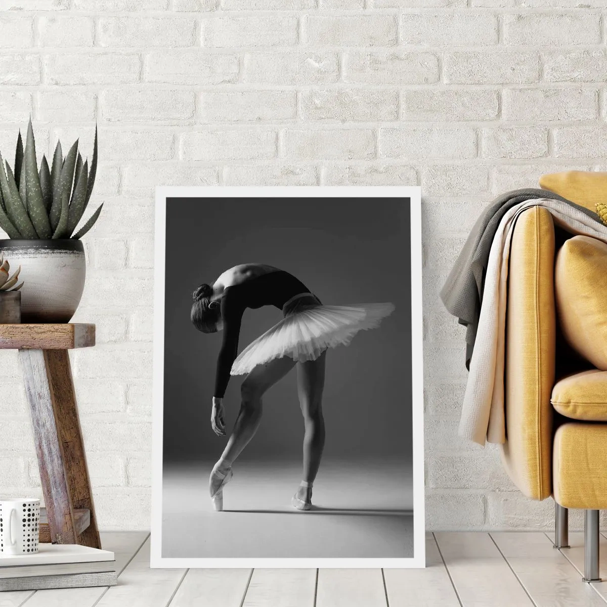 Poster - Eine Ballerina in einer Schwarz-Weiß-Komposition in eleganter Pose - 50x70cm - Bella Ballerina - Moderne Wanddekoration für Wohnzimmer und Schlafzimmer ARTTOR