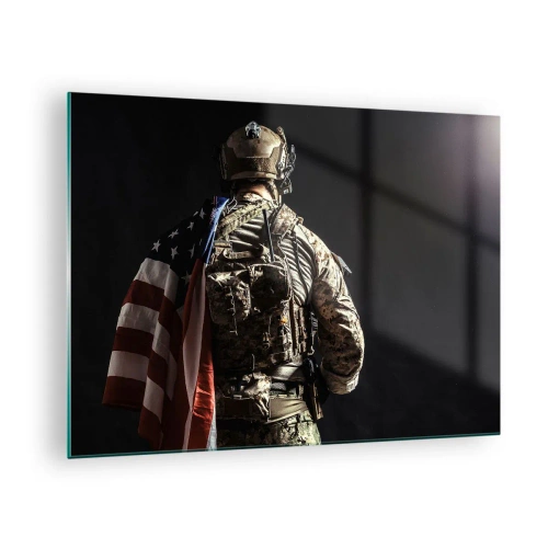 Glasbild - Bild auf glas - Ein Soldat mit einer amerikanischen Flagge vor dunklem Hintergrund - 70x50cm - Darum - Moderne Wanddekoration für Wohnzimmer und Schlafzimmer ARTTOR