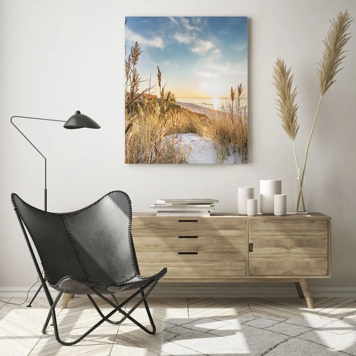 Glasbild - Bild auf glas - Ein malerischer Strand mit Gras und untergehender Sonne - 80x120cm - Nordstrand - Moderne Wanddekoration für Wohnzimmer und Schlafzimmer ARTTOR