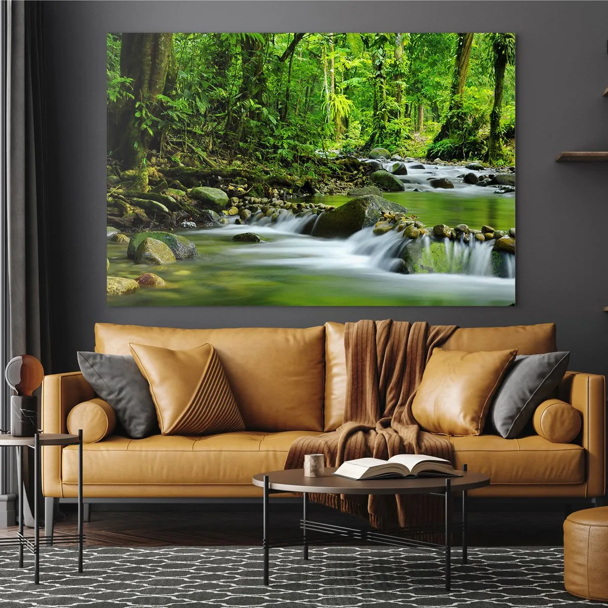 Glasbild - Bild auf glas - Ein Waldbach, umgeben von üppiger Vegetation - 120x80cm - Schwimmen Sie in einem Meer aus Grün - Moderne Wanddekoration für Wohnzimmer und Schlafzimmer ARTTOR