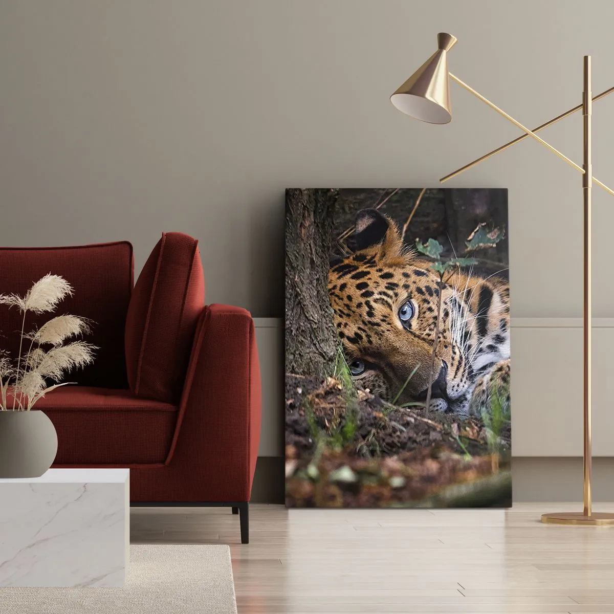 Bild auf Leinwand - Leinwandbild - Ein Leopard, der im Schatten der Bäume liegt - 50x70cm - Vertrau mir - Moderne Wanddekoration für Wohnzimmer und Schlafzimmer ARTTOR