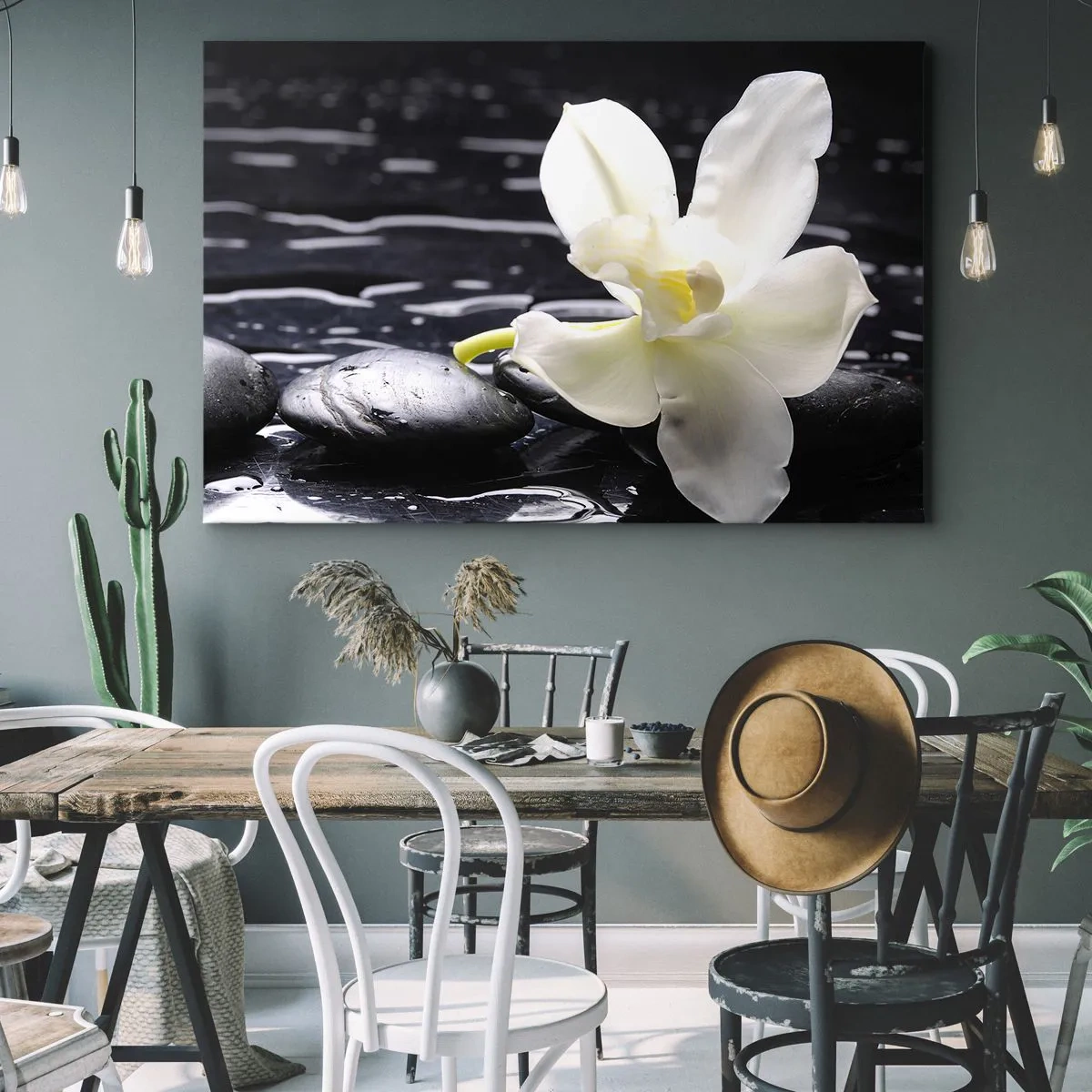 Bild auf Leinwand - Leinwandbild - Eine weiße Orchidee vor einem Hintergrund aus schwarzen Steinen und Wasser. - 70x50cm - Eine Studie in Schwarzweiß - Moderne Wanddekoration für Wohnzimmer und Schlafzimmer ARTTOR