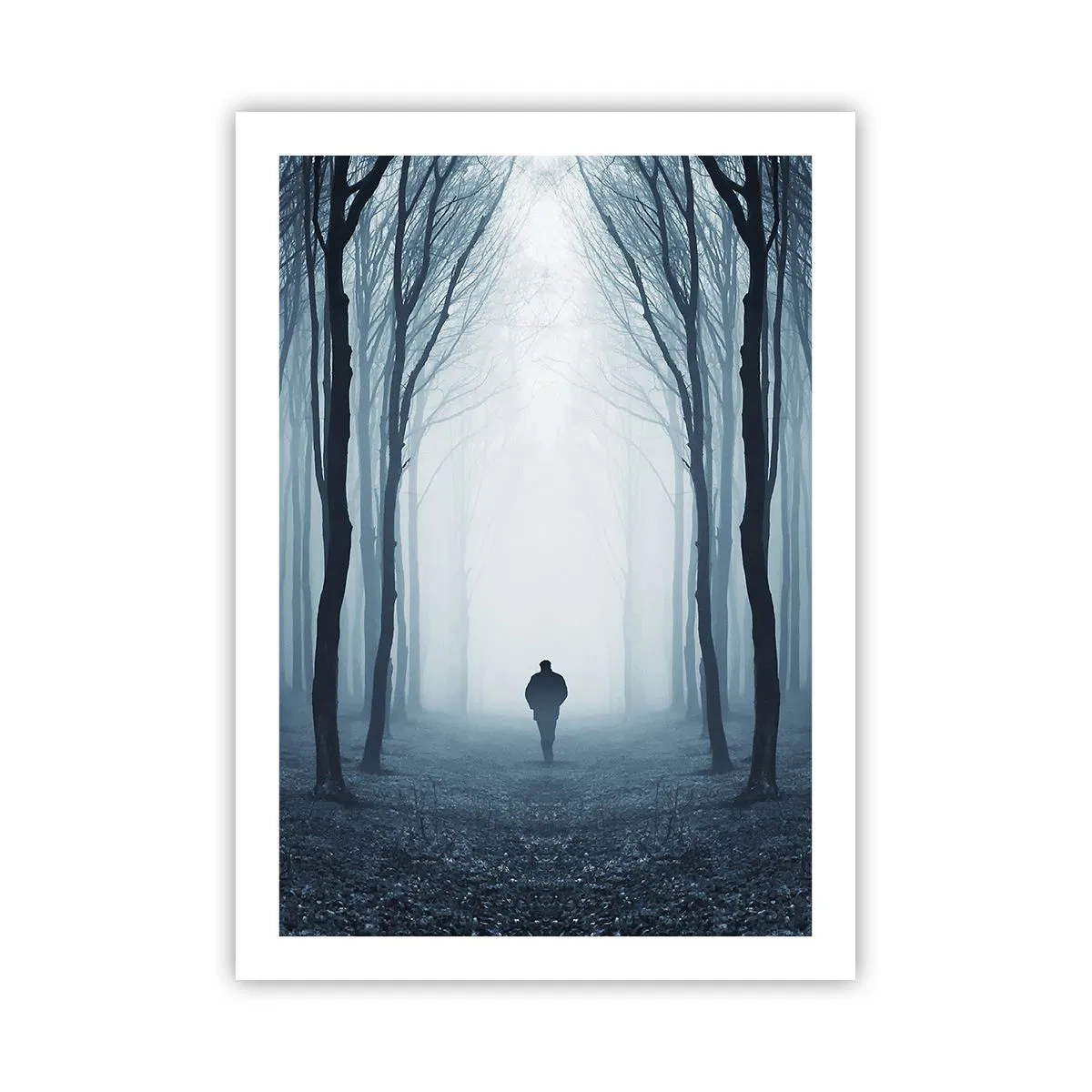 Poster - Ein Mann in einem nebligen Wald, umgeben von Bäumen - 50x70cm - Alles einfach und übersichtlich - Moderne Wanddekoration für Wohnzimmer und Schlafzimmer ARTTOR