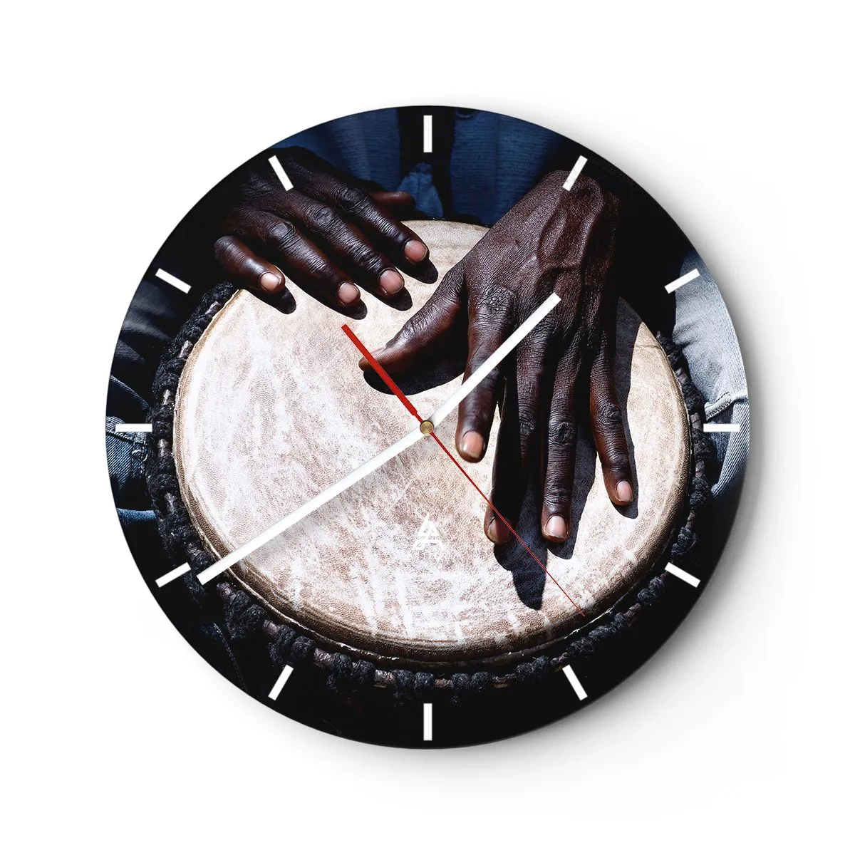 Wanduhr - Glasuhr - Nahaufnahme von Händen, die eine traditionelle Trommel spielen - 30x30cm - Lebe in deinem eigenen Rhythmus - Moderne Wanddekoration für Wohnzimmer, Küche und Schlafzimmer ARTTOR