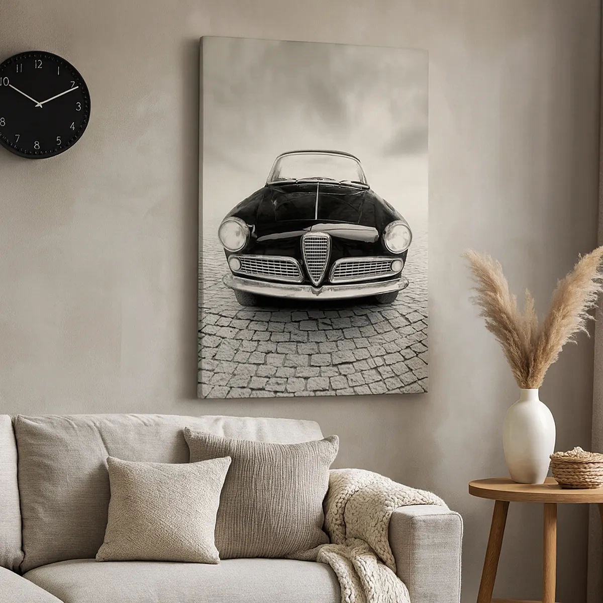 Bild auf Leinwand - Leinwandbild - Ein Oldtimer auf einem Kopfsteinpflasterplatz im monochromen Stil - 50x70cm - Man muss mich einfach lieben - Moderne Wanddekoration für Wohnzimmer und Schlafzimmer ARTTOR