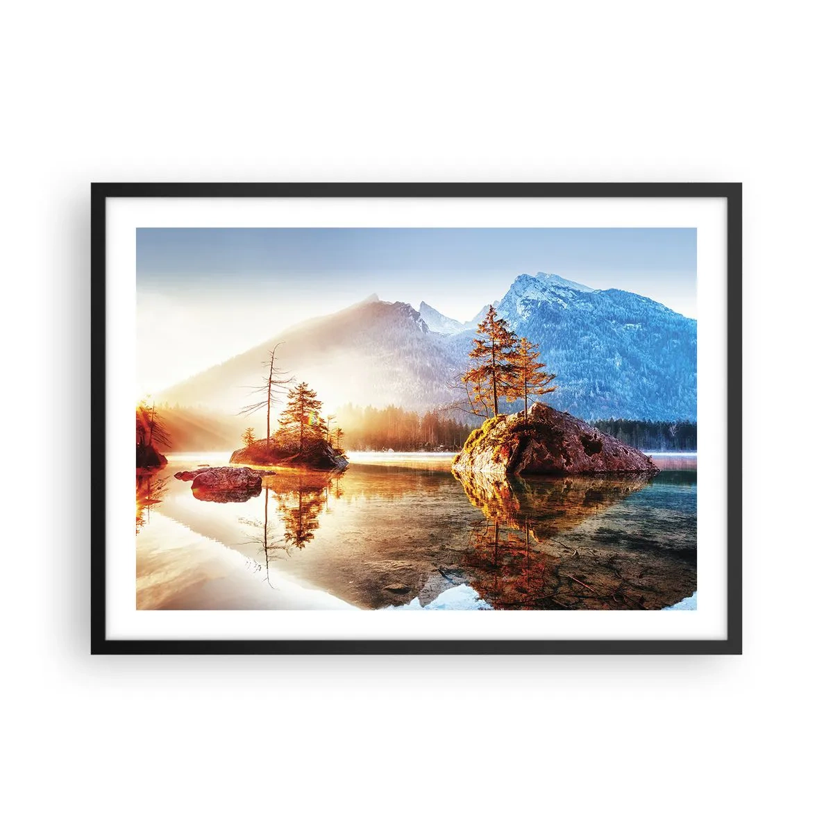 Poster in einem schwarzem Rahmen - Ein See mit Inseln und Bergen im Hintergrund bei Sonnenaufgang - 70x50cm - Natur in neuem Licht - Moderne Wanddekoration für Wohnzimmer und Schlafzimmer ARTTOR