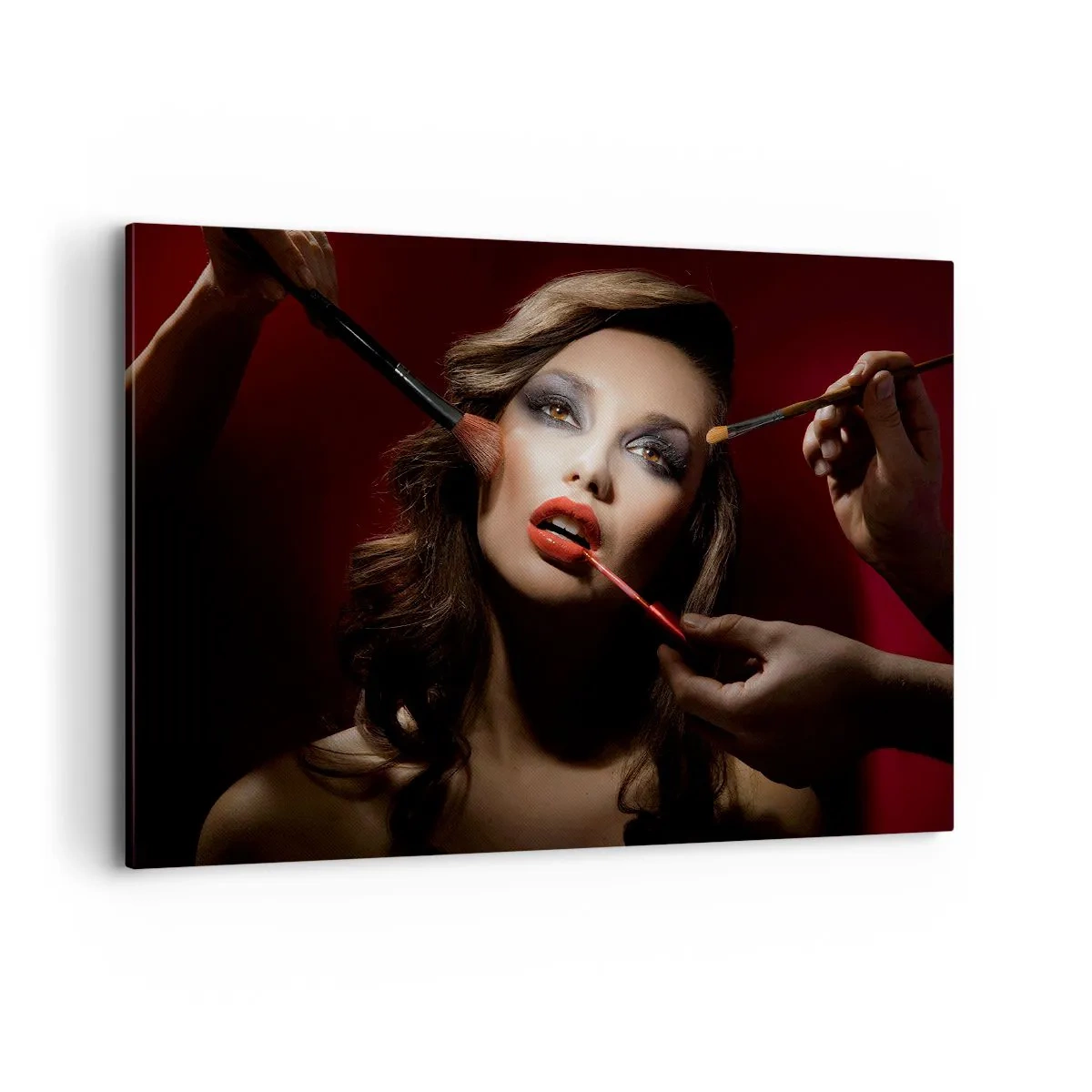 Bild auf Leinwand - Leinwandbild - Stilvolles Porträt einer Frau beim Schminken vor dunklem Hintergrund - 100x70cm - Verträumt schön - Moderne Wanddekoration für Wohnzimmer und Schlafzimmer ARTTOR