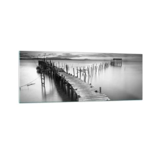 Glasbild - Bild auf glas - Ein Holzsteg an einem ruhigen See in Grautönen - 140x50cm - Der Frieden eines vergessenen Ufers - Moderne Wanddekoration für Wohnzimmer und Schlafzimmer ARTTOR