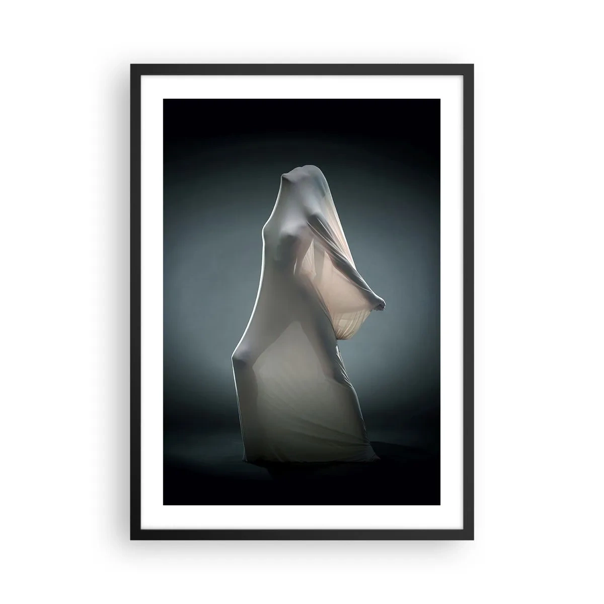 Poster in einem schwarzem Rahmen - Eine Figur, die unter einem transparenten Material vor dunklem Hintergrund versteckt ist - 50x70cm - Versteckte Wünsche - Moderne Wanddekoration für Wohnzimmer und Schlafzimmer ARTTOR