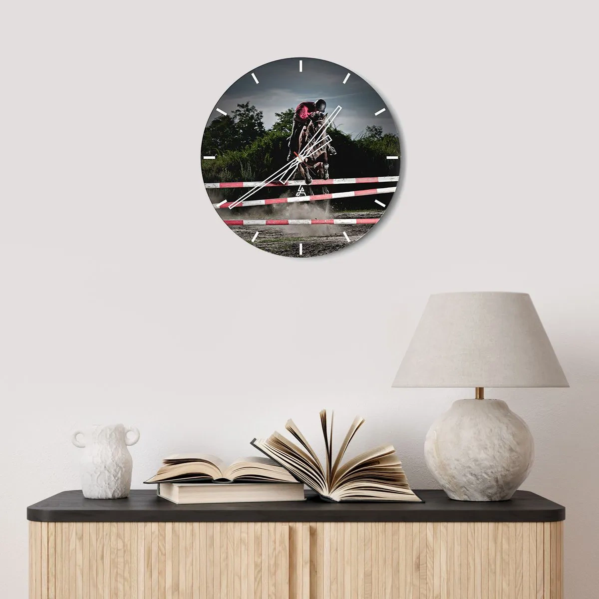 Wanduhr - Glasuhr - Ein Springpferd während eines Reitwettbewerbs - 30x30cm - Gemeinsam zum Sieg - Moderne Wanddekoration für Wohnzimmer, Küche und Schlafzimmer ARTTOR