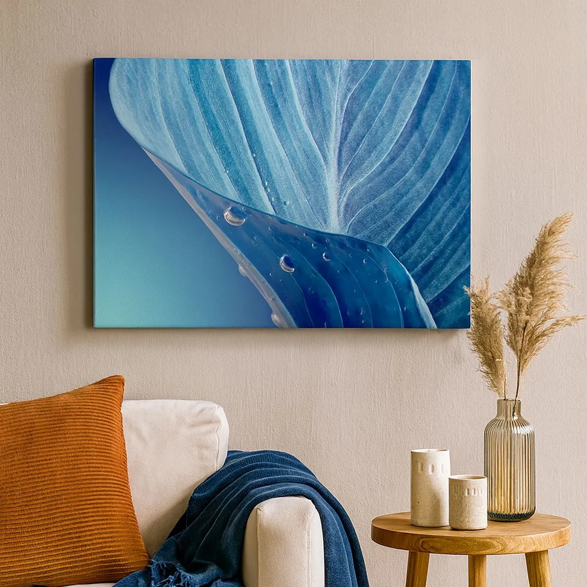 Bild auf Leinwand - Leinwandbild - Ein blaues Blatt mit sichtbaren Wassertropfen - 70x50cm - Versteckte Tropfen vom Blau - Moderne Wanddekoration für Wohnzimmer und Schlafzimmer ARTTOR