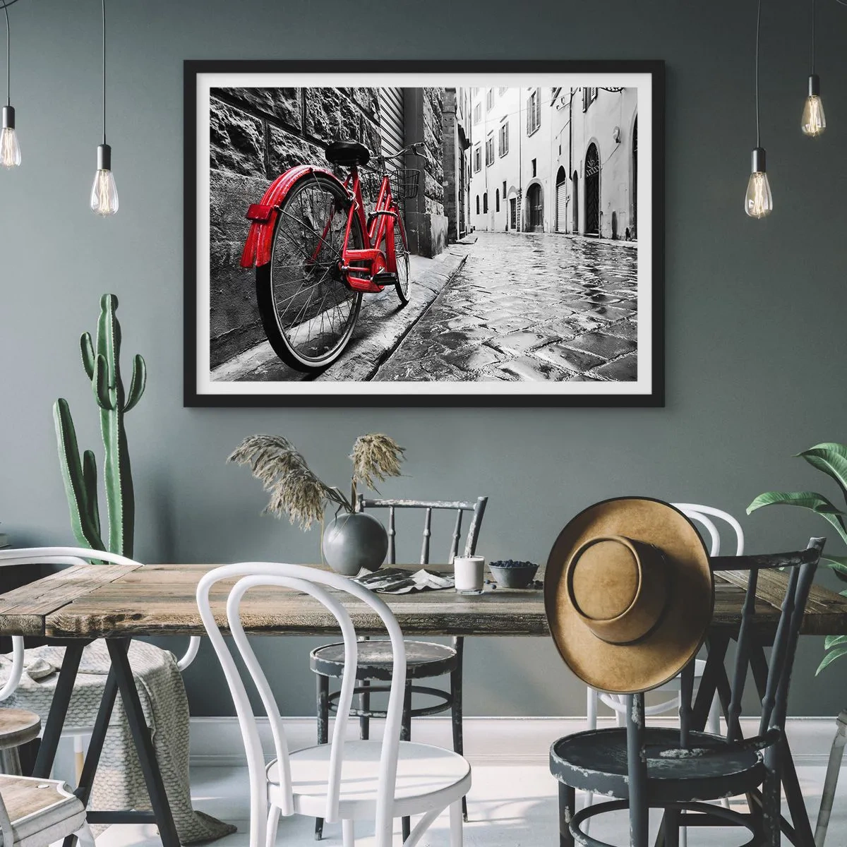 Poster in einem schwarzem Rahmen - Rotes Fahrrad in einer schwarz-weißen Straße - 100x70cm - Wahre Schönheit wird nicht alt - Moderne Wanddekoration für Wohnzimmer und Schlafzimmer ARTTOR