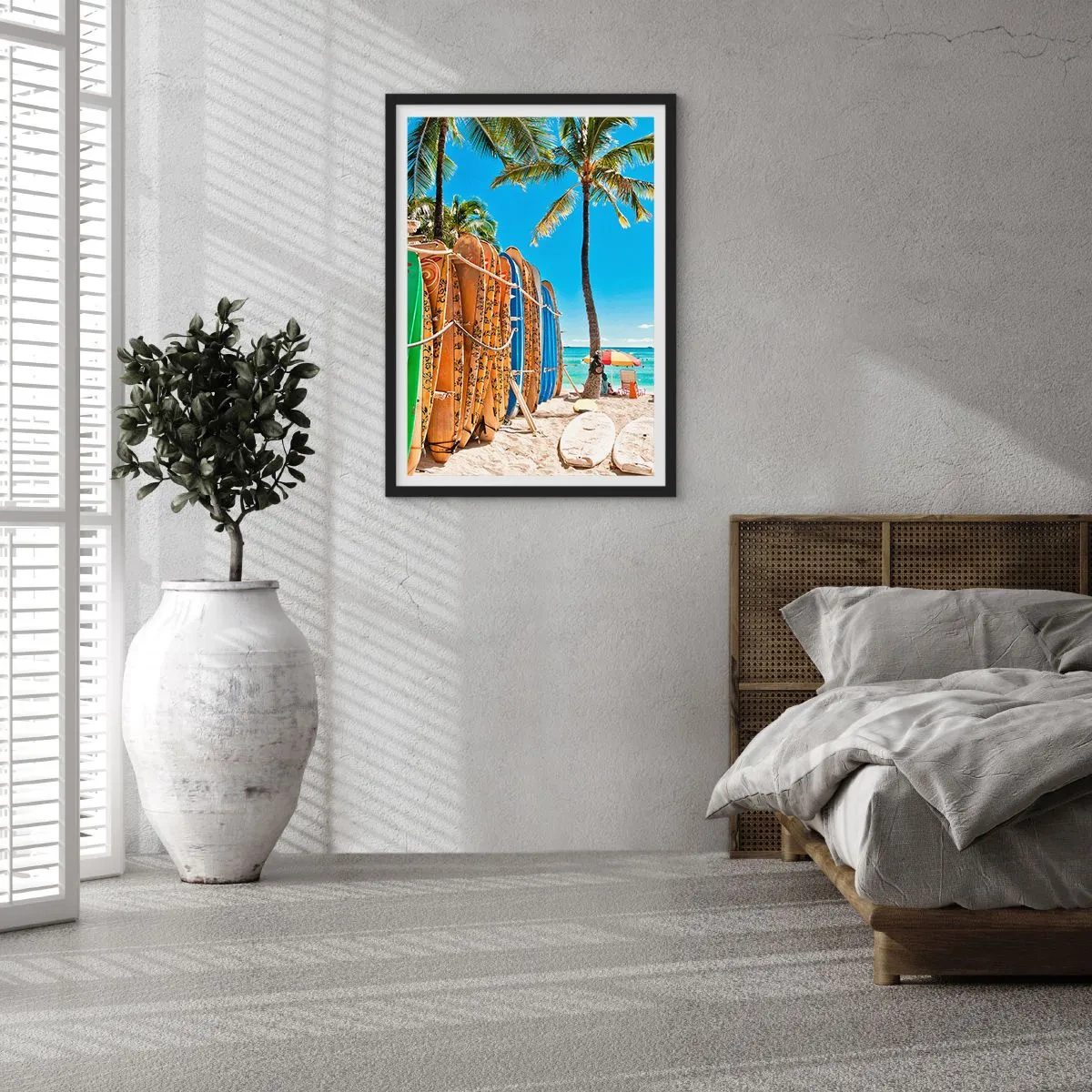Poster in einem schwarzem Rahmen - Surfbretter an einem Strand mit Palmen und blauem Himmel - 50x70cm - Sonniger Spaß - Moderne Wanddekoration für Wohnzimmer und Schlafzimmer ARTTOR