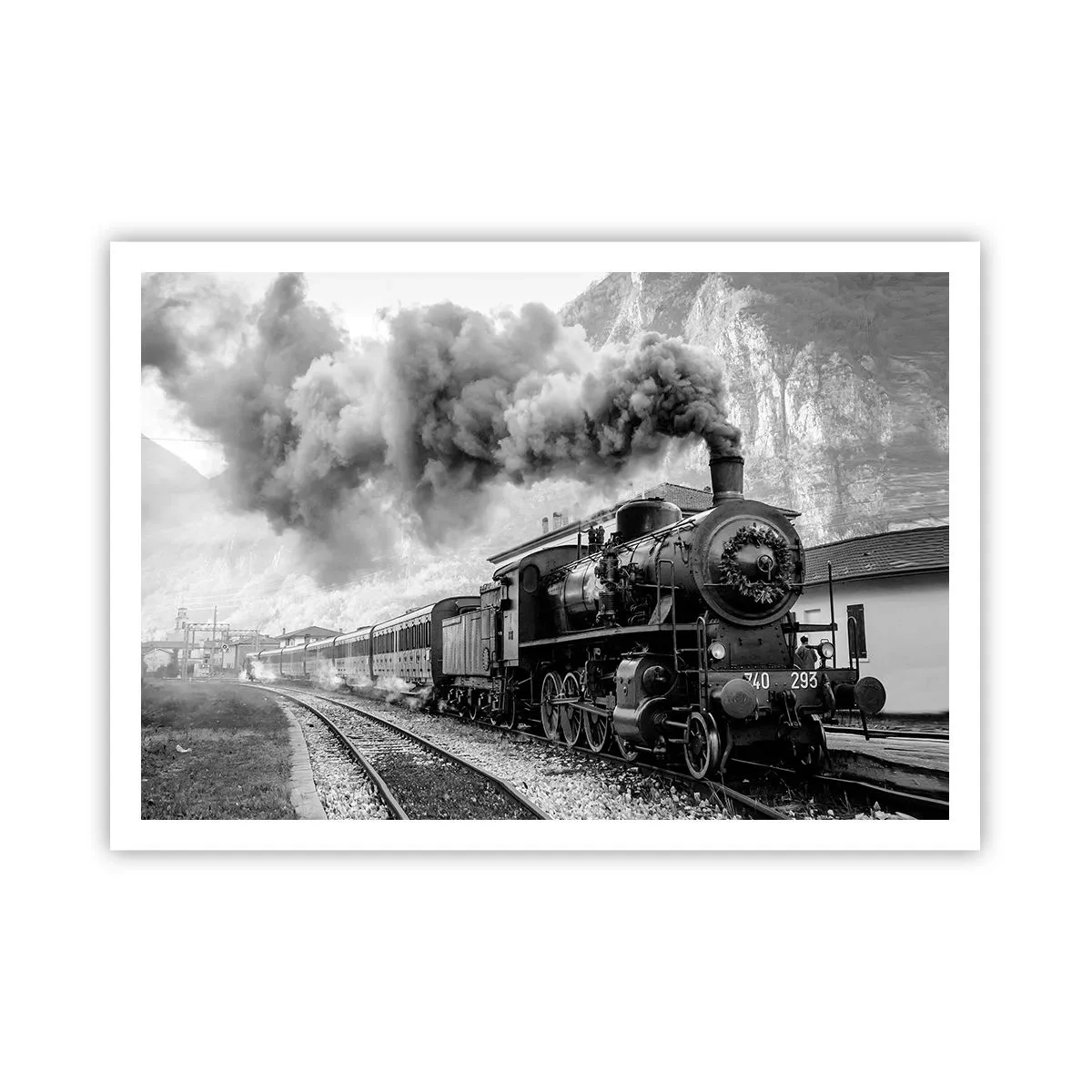 Poster - Eine schwarz-weiße Dampflokomotive vor einer Berglandschaft - 100x70cm - Steht am Bahnhof ... - Moderne Wanddekoration für Wohnzimmer und Schlafzimmer ARTTOR