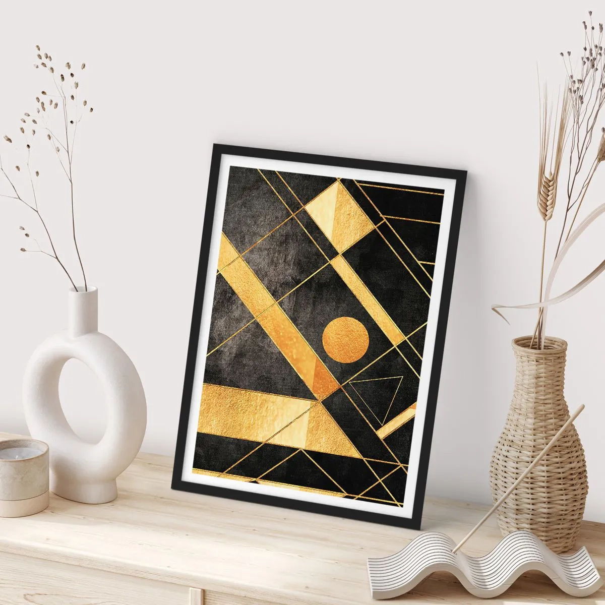 Poster in einem schwarzem Rahmen - Goldene geometrische Muster auf schwarzem Hintergrund - 50x70cm - Die Sonne der Wüste - Moderne Wanddekoration für Wohnzimmer und Schlafzimmer ARTTOR