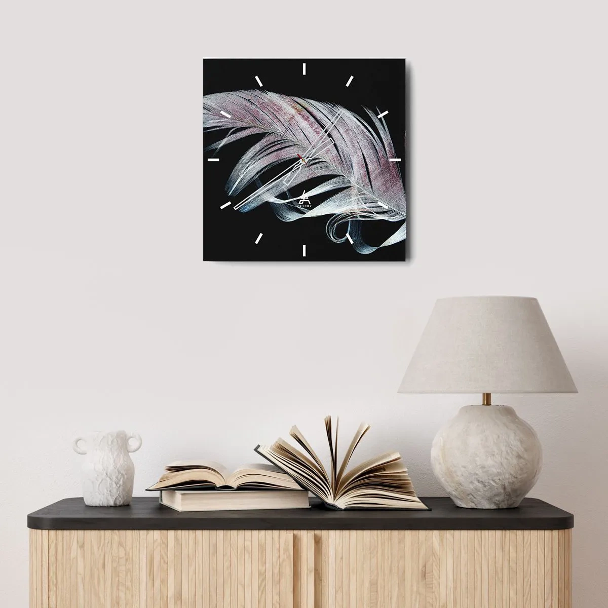 Wanduhr - Glasuhr - Eine zarte Feder auf schwarzem Hintergrund in einem künstlerischen Ansatz - 30x30cm - Denke an Berührung - Moderne Wanddekoration für Wohnzimmer und Schlafzimmer ARTTOR
